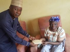 Dare Extends Kind Gesture to Sunday Bada’s Mother, Donates Cash, Foodstuff