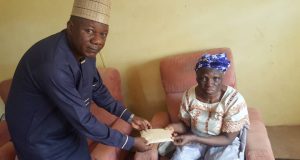 Dare Extends Kind Gesture to Sunday Bada’s Mother, Donates Cash, Foodstuff