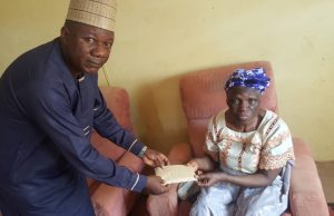 Dare Extends Kind Gesture to Sunday Bada’s Mother, Donates Cash, Foodstuff