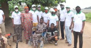 Onaji presents cash, donates wheelchair to Isah family