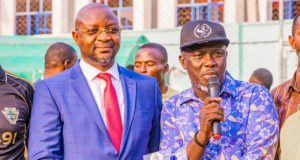 Sunday Dare Bags Award Of Excellence From Oyo SWAN