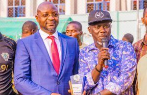 Sunday Dare Bags Award Of Excellence From Oyo SWAN