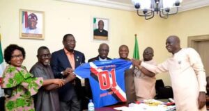 Alia Receives In Audience Lobi Stars Management At Government House… As Lorfa Presents The Club’s New Jerseys To The Governor