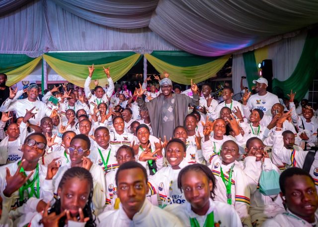 Governor Sanwo-Olu (centre)